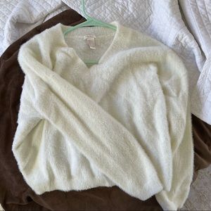 fuzzy and perfect sweater for the holiday season ❤️❤️ so versatile